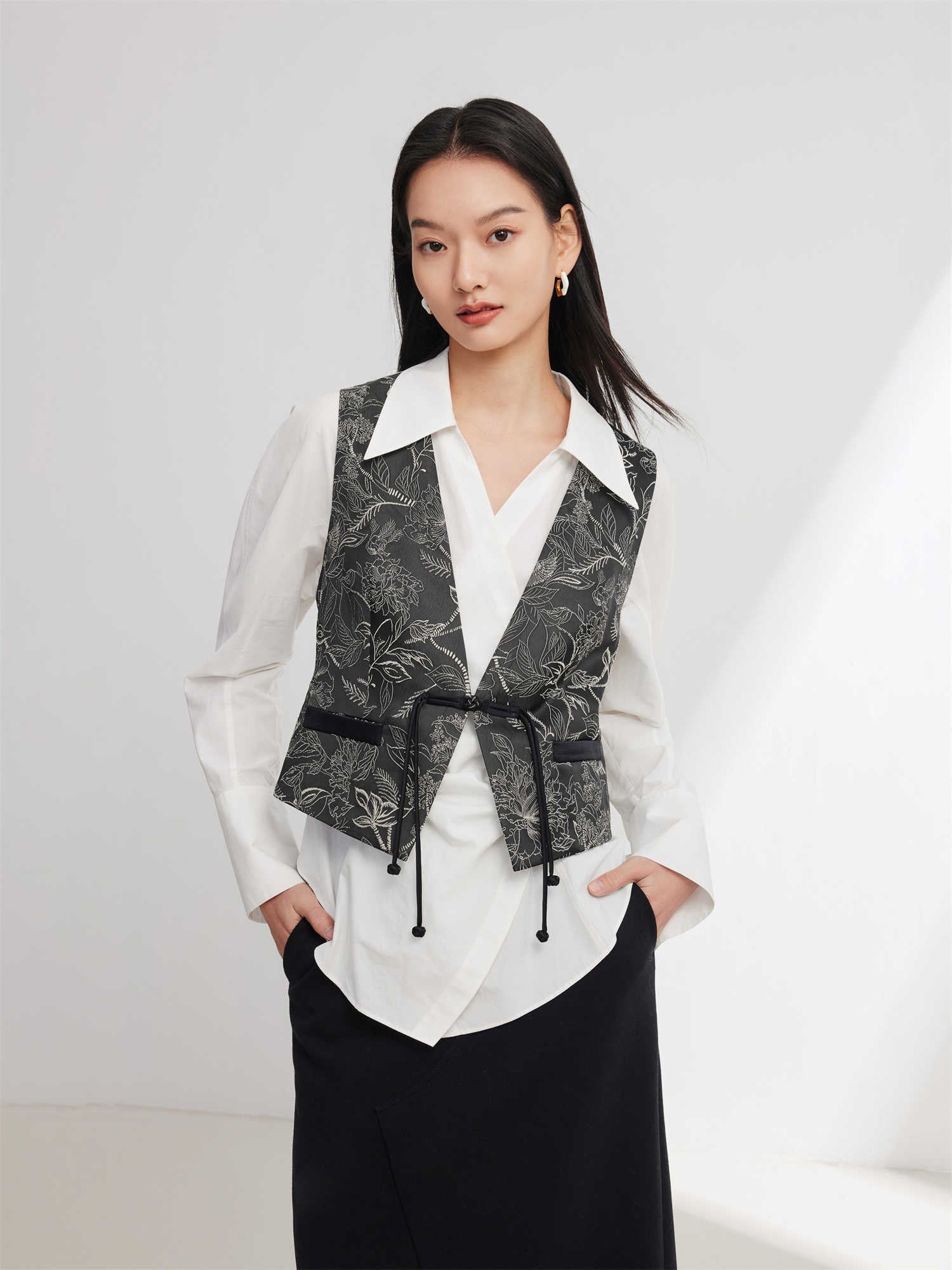 Chinese-Style Embroidered Short Vest | Black