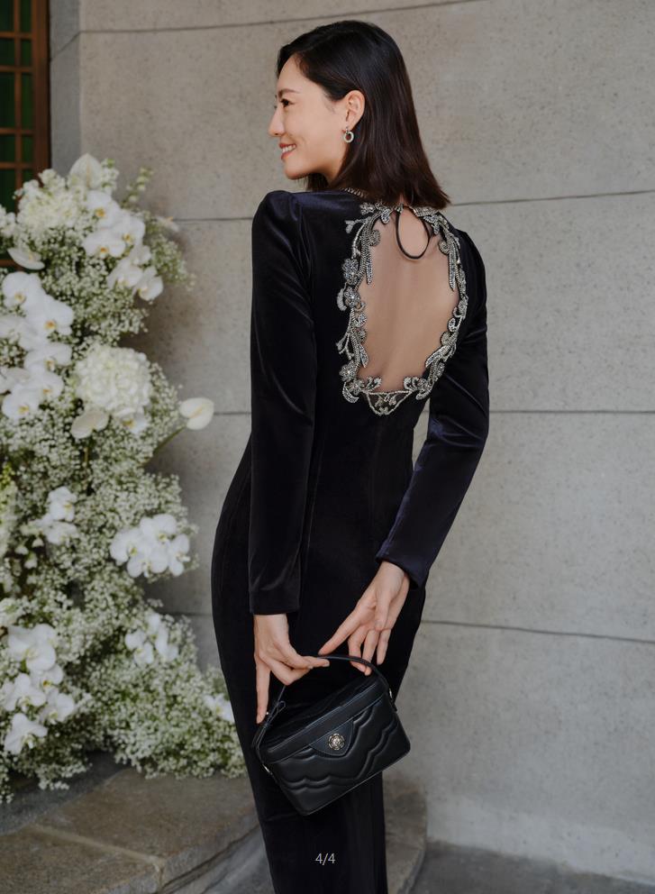 Elegant Fitted Velvet Evening Gown | Black
