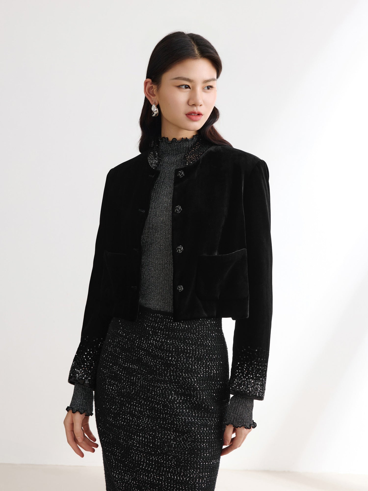 Button Closure Velvet Cropped Blazer | Black
