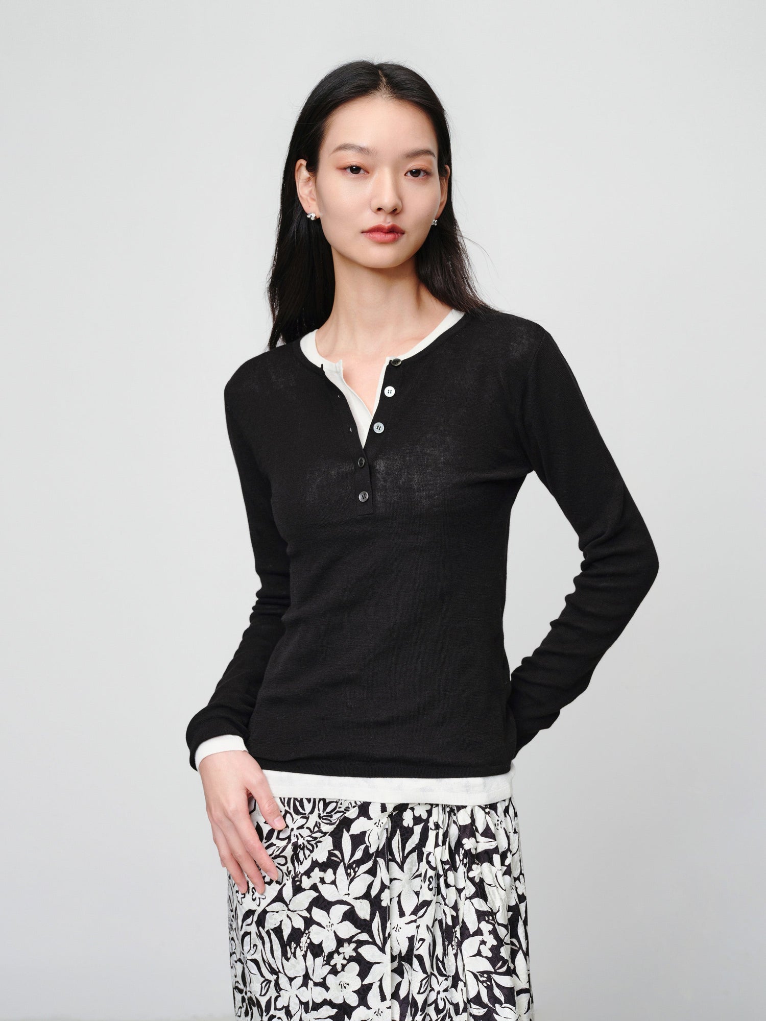 Slim round neck knit base sweater | Black