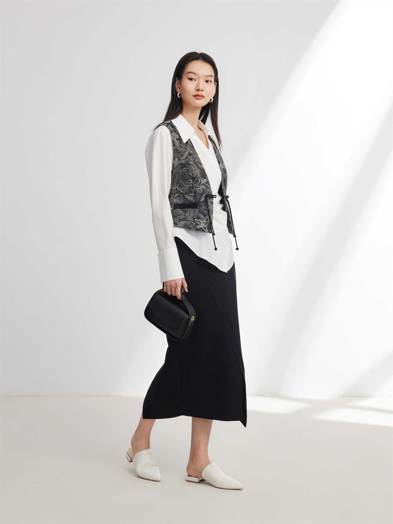 Chinese-Style Embroidered Short Vest | Black