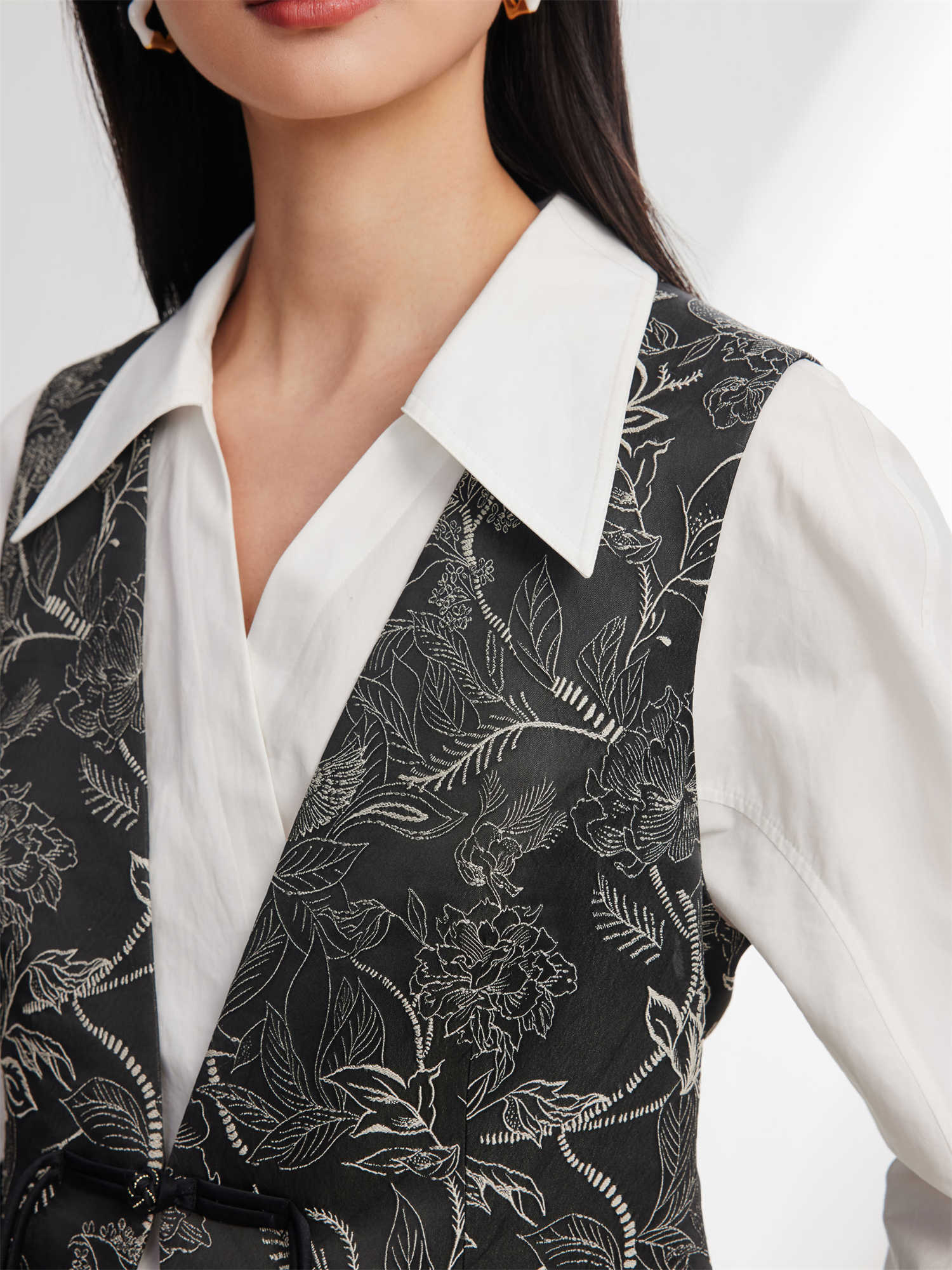 Chinese-Style Embroidered Short Vest | Black