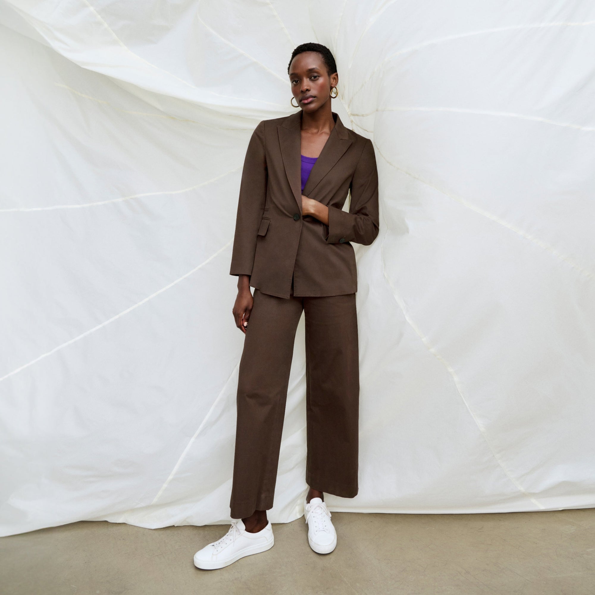 Front image of a woman wearing the Tyner jacket in stretch chino in date | Exclude