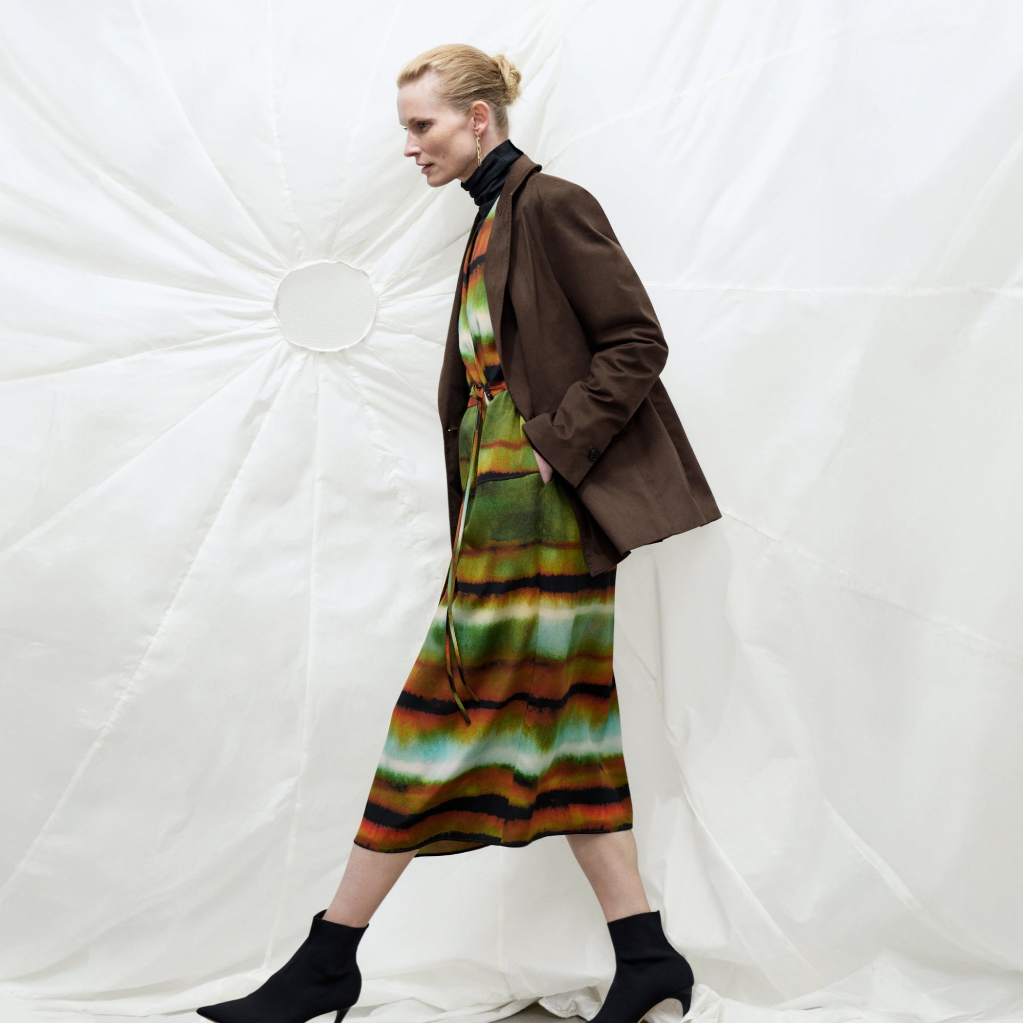 Front image of a woman wearing the Tyner jacket in stretch chino in date | Exclude