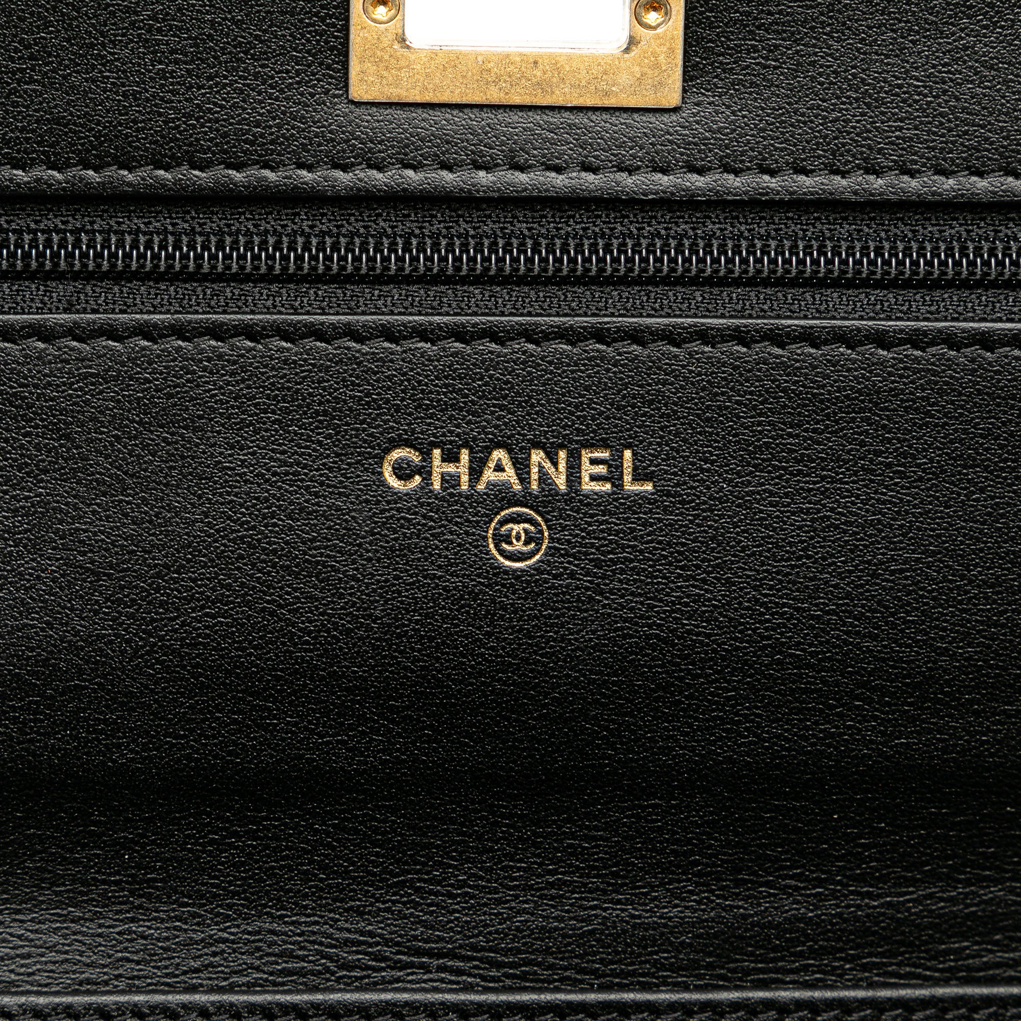 Chanel | Pre-Owned Calfskin Crocodile Embossed Graffiti 2.55 Cocodile Reissue Wallet On Chain | Black
