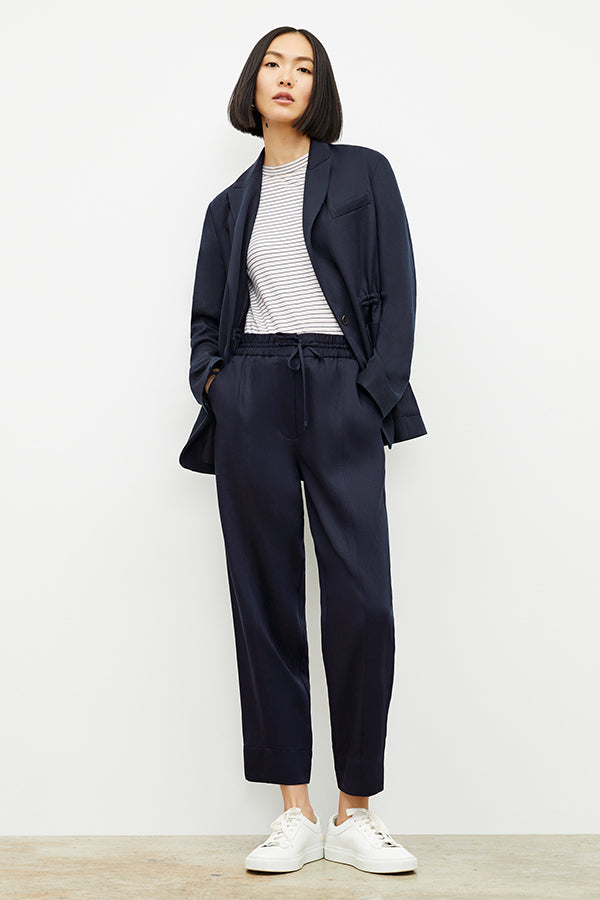 Front image of a woman wearing the Hyo Jacket - Everyday Twill in Night | Exclude