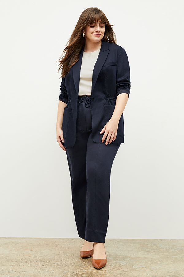 Front image of a woman wearing the Hyo Jacket - Everyday Twill in Night | Exclude