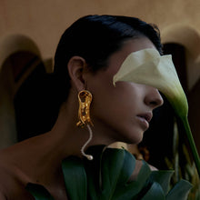 Penna Earring | 18K Gold Plated | Freshwater Pearls/Topaz